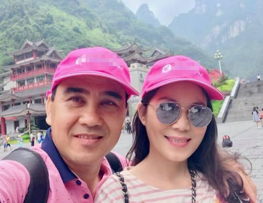 MC Quyền Linh giản dị cùng gia đình du lịch Phượng Hoàng Cổ Trấn-2