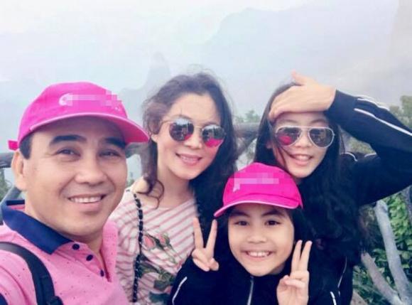 MC Quyền Linh giản dị cùng gia đình du lịch Phượng Hoàng Cổ Trấn-3