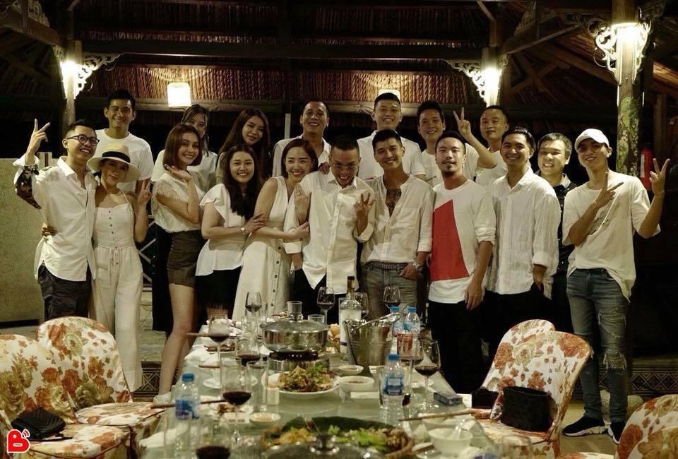 Tóc Tiên đẹp tuyệt vời trong màu trắng tinh khôi khi được Hoàng Touliver cầu hôn đêm qua-1