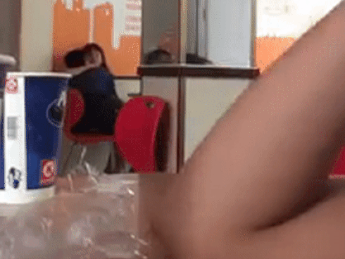 Cô gái trẻ bị ném đá dữ dội khi livestream cảnh nóng cùng bạn trai để câu like-4