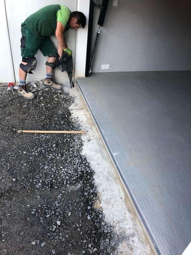 Ban đêm nghe thấy âm thanh rên rỉ, người đàn ông tá hỏa phát hiện thứ ẩn nấp dưới nền xi măng-2