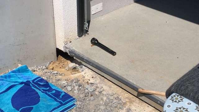 Ban đêm nghe thấy âm thanh rên rỉ, người đàn ông tá hỏa phát hiện thứ ẩn nấp dưới nền xi măng-4