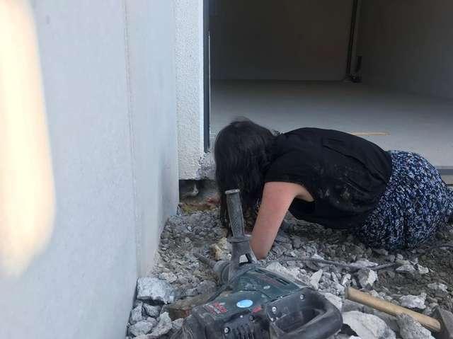 Ban đêm nghe thấy âm thanh rên rỉ, người đàn ông tá hỏa phát hiện thứ ẩn nấp dưới nền xi măng-5