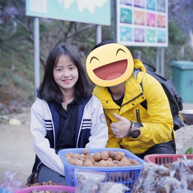 Ngồi bán lê ven đường, nữ sinh vùng cao khiến khách mua hàng trụy tim vì quá xinh đẹp-3