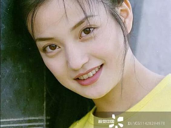 Sau thời gian xuất hiện xinh đẹp, Triệu Vy lại bị chê phong cách thời trang-7