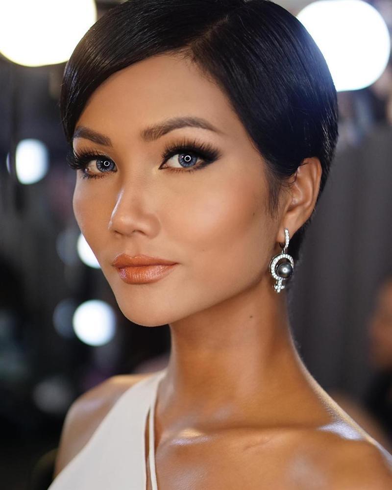 Góc mặt 3/4 đẹp xuất sắc là lợi thế giúp HHen Niê tỏa sáng tại Miss Universe 2018-10