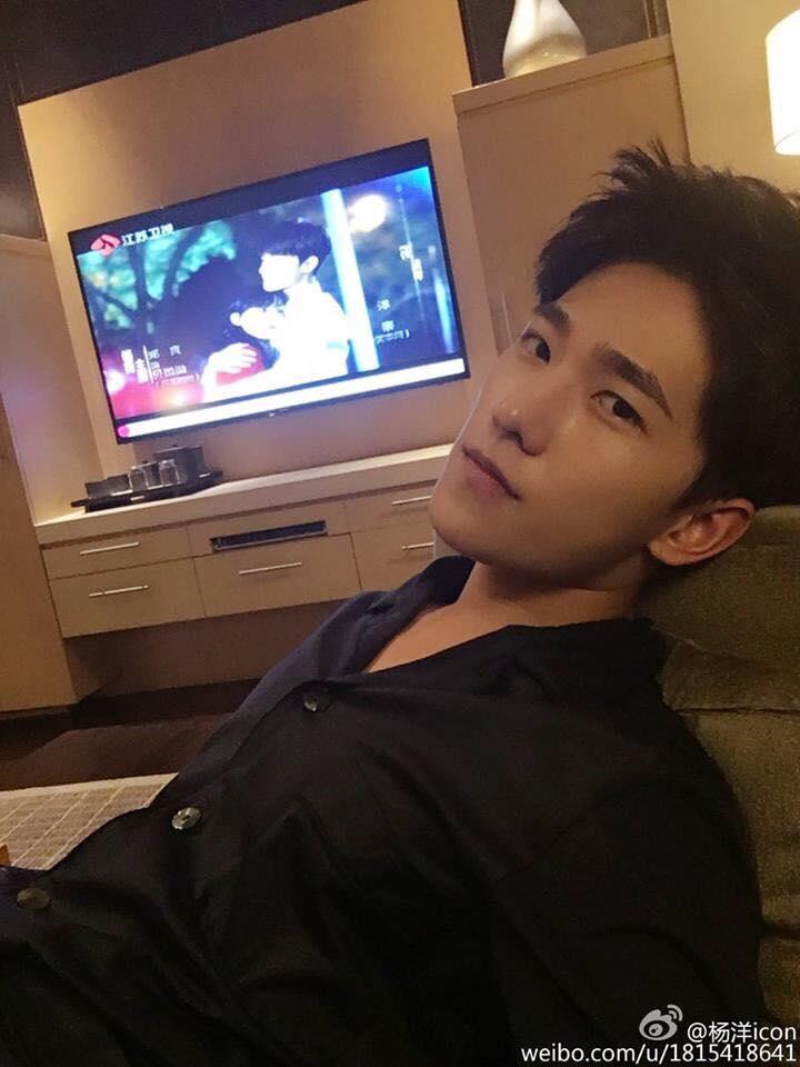 Lần nào ra mắt phim mới, Dương Dương cũng làm hành động khó hiểu này-2