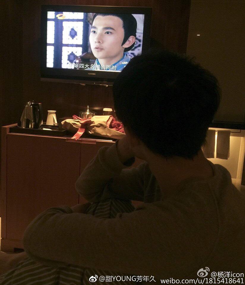 Lần nào ra mắt phim mới, Dương Dương cũng làm hành động khó hiểu này-4