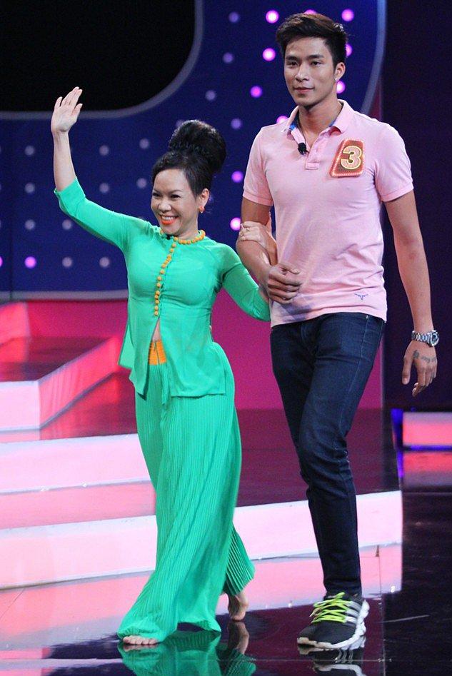 Có ai liều như Việt Hương và Hòa Minzy: Đã nấm lùn lại còn thích chụp hình cùng người khổng lồ-1