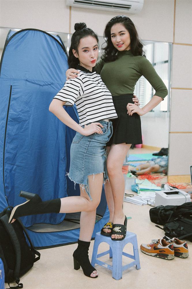 Có ai liều như Việt Hương và Hòa Minzy: Đã nấm lùn lại còn thích chụp hình cùng người khổng lồ-13