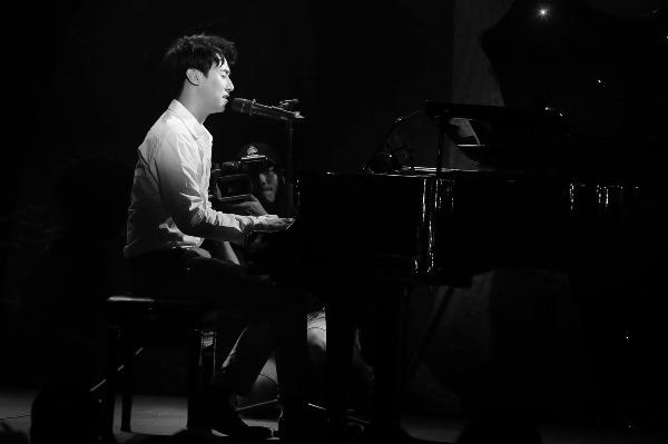 Nhìn lại quãng đường hoạt động nghệ thuật ngắn ngủi của Rocker Nguyễn-8