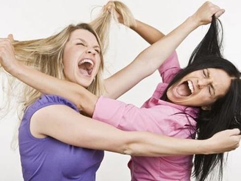 Mâu thuẫn, chị em dâu cắn nhau đứt lưỡi