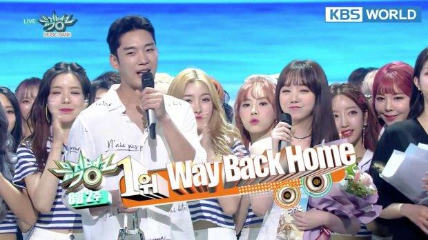 Tin được không: Hiện tượng Shaun vượt mặt IU - Zico giành cúp đầu tiên tại Music Bank-1