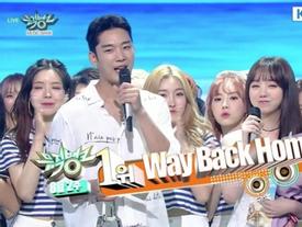 Tin được không: 'Hiện tượng' Shaun vượt mặt IU - Zico giành cúp đầu tiên tại Music Bank Tin được không: 'Hiện tượng' Shaun vượt mặt IU - Zico giành cúp đầu tiên tại Music Bank