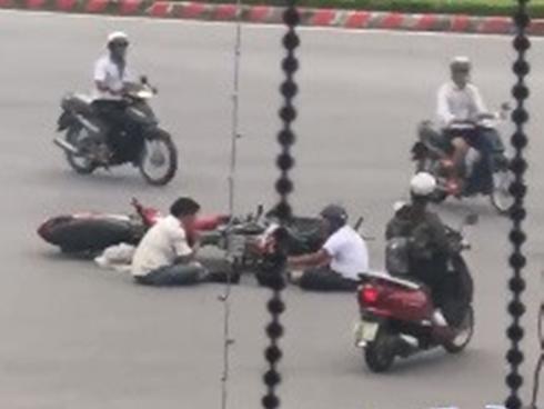 Cầm gạch đập vỡ kính ô tô, nam thanh niên nhận cái kết ê chề-1