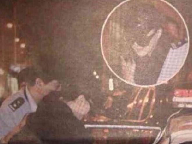 Ảnh Phạm Băng Băng bị đưa lên xe cảnh sát gây xôn xao mạng Trung Quốc-1