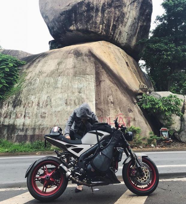 Huỳnh Anh khóa môi bạn gái trong chuyến phượt Đà Lạt bằng mô tô-2