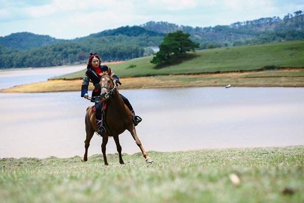 Mải mê quay phim, Yaya Trương Nhi bị ngựa quật ngã dẫn đến chấn thương-3
