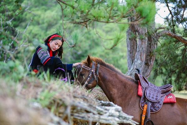 Mải mê quay phim, Yaya Trương Nhi bị ngựa quật ngã dẫn đến chấn thương-6