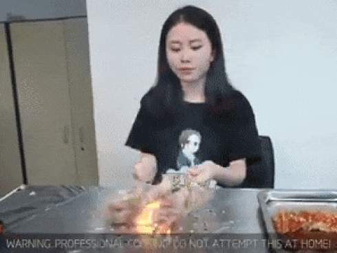 Trổ tài nướng vịt bằng lu nước cực siêu, thánh ăn công sở hóa ra cũng là fan cuồng Diên Hi Công Lược-2