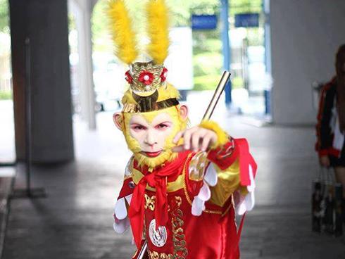 Tề thiên đại thánh tay cầm mic, chân bị thương hát cực hay Ngắm hoa lệ rơi gây xôn xao-2