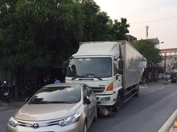 Nữ tài xế BMW gây tai nạn liên hoàn do... giày cao gót-2