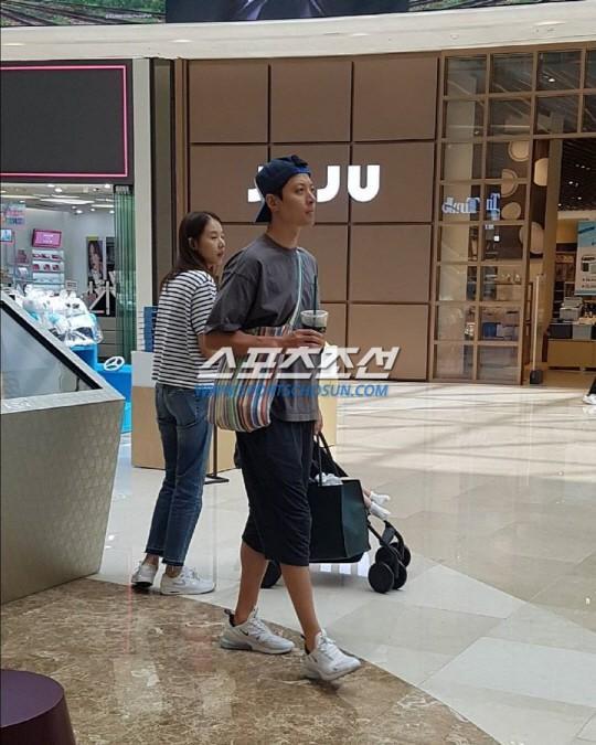Lee Dong Gun và bà xã cùng đi mua sắm sau nhiều chỉ trích-1