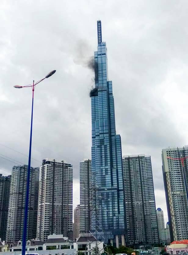 Khói đen bốc lên từ tòa nhà Landmark 81-1
