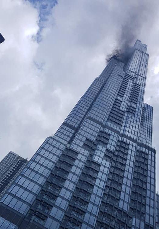 Khói đen bốc lên từ tòa nhà Landmark 81-2