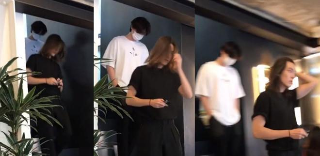 Kim Woo Bin gầy gò, tóc dài chấm vai khi xuất hiện cùng Lee Jong Suk-1