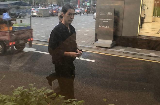 Kim Woo Bin gầy gò, tóc dài chấm vai khi xuất hiện cùng Lee Jong Suk-2