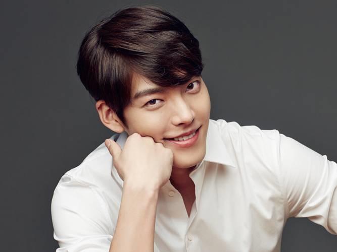 Kim Woo Bin gầy gò, tóc dài chấm vai khi xuất hiện cùng Lee Jong Suk-3