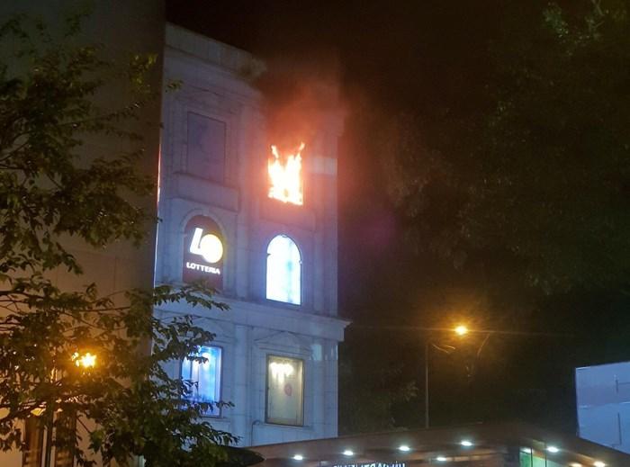 Cháy tại Diamond Plaza, nhiều người tháo chạy trong đêm-1