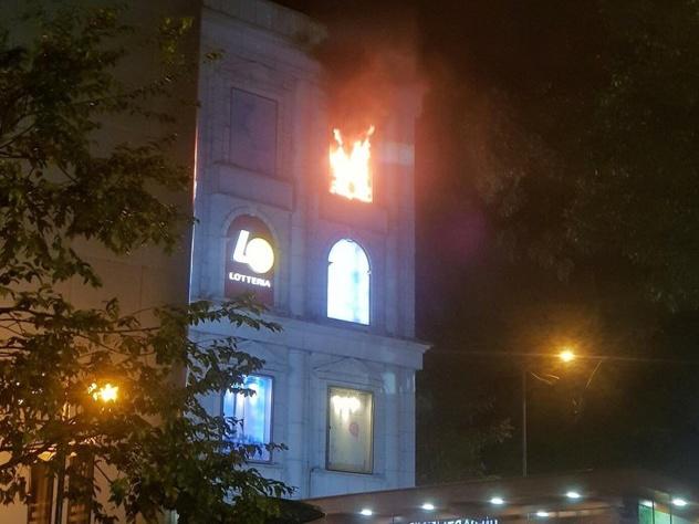 Hồ Ngọc Hà dừng hát vì cháy ở tòa nhà Diamond Plaza-2