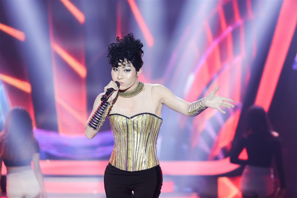 Đỗ Phú Quí độn ngực, độn mông để hóa thân thành Thu Minh chuẩn tới từng centimet-3