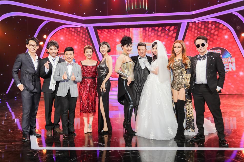 Đỗ Phú Quí độn ngực, độn mông để hóa thân thành Thu Minh chuẩn tới từng centimet-1