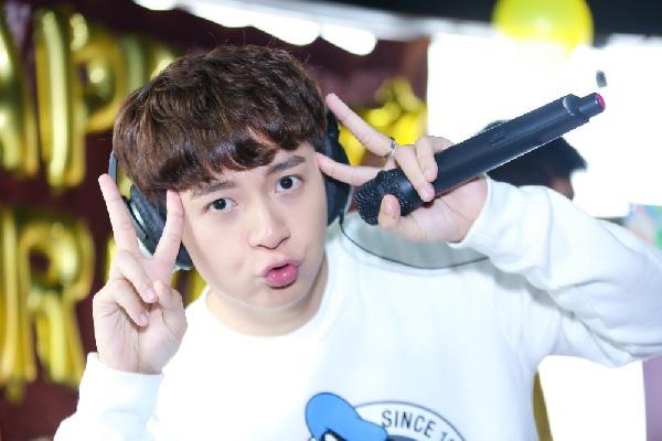 Cưng không chịu nổi muôn kiểu phồng má chu môi tự sướng của các sao Việt-9