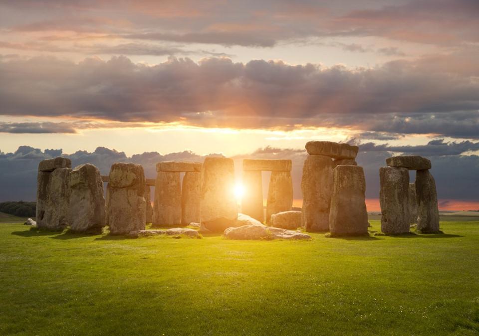 Stonehenge (Anh): Được xem là một biểu tượng của nước Anh, công trình cổ xưa bằng đá này sừng sững trên nền trời xanh là điểm đến đông khách. Stonehenge có kết cấu độc đáo, được xây dựng từ thời tiền sử và cho đến giờ, các nhà khoa học vẫn chưa hiểu hết về mục đích và chức năng của vòng tròn đá. Ảnh: Experience Oxfordshire.