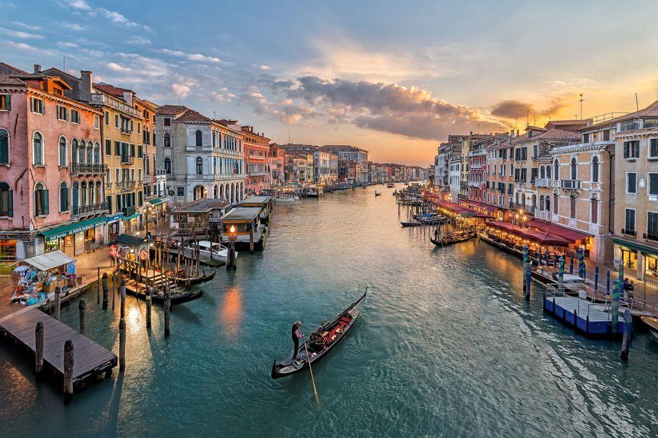 Venice, Italy: Thành phố được xây dựng trên những hòn đảo này là điểm đến mơ ước của nhiều người, nhất là những cặp đôi. Chẳng còn gì lãng mạn hơn được ngồi thuyền đi dọc kênh, ngắm những ngôi nhà thanh thoát và nhấp nháp ly kem mát lạnh. Ảnh: TripSavvy.