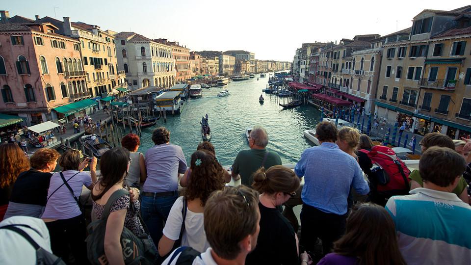 Trên thực tế, khách tới Venice đông đến mức chính dân địa phương cũng phải phàn nàn. Bạn sẽ phải xếp hàng dài ở các điểm tham quan, chưa kể phải trả một cái giá cắt cổ cho chuyến đi bằng thuyền gondola. Ảnh: CNN.