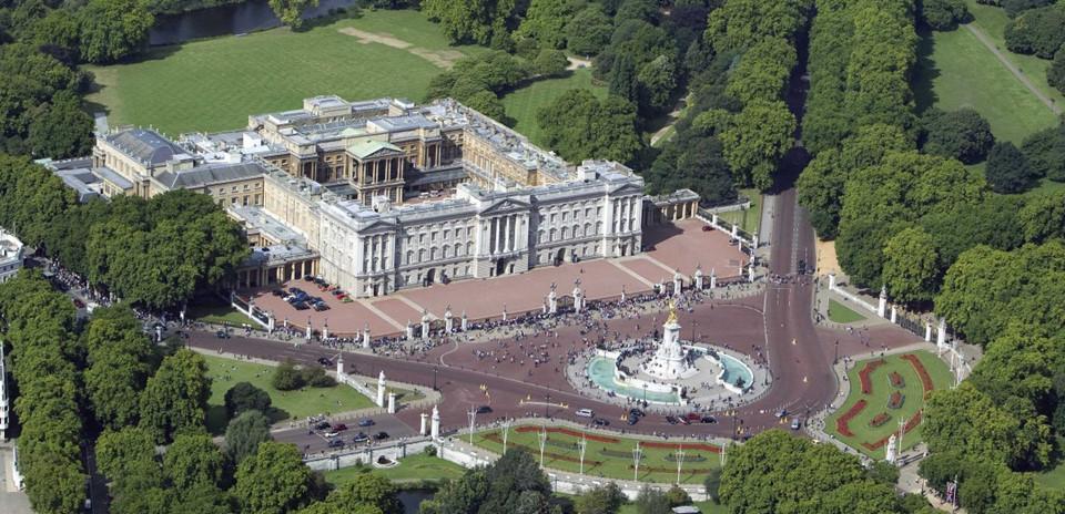 Điện Buckingham, Anh: Tòa lâu đài lộng lẫy này là nơi ở của Nữ hoàng Anh và là một trong những điểm đến hút khách nhất London. Ảnh: Thecrownchronicles.