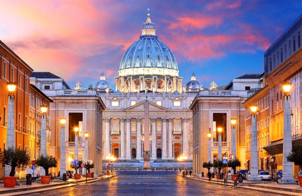 Vatican: Không thể phủ nhận sức hút của thánh địa Vatican, nơi xuất hiện trong không ít những bộ phim huyền bí, hấp dẫn. Điểm đến dành cho người mê nghệ thuật này khiến du khách choáng ngợp bởi những bức bích họa, các tác phẩm điêu khắc dày đặc tại nhà nguyện Sistine, thánh đường St. Peter hay bảo tàng Vatican. Ảnh: Travel Passionate.