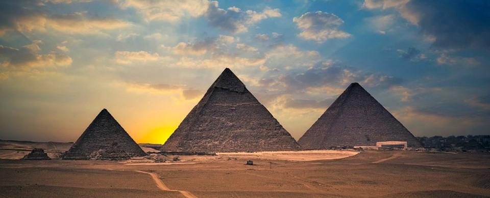 Kim tự tháp Giza (Ai Cập): Là một trong bảy kỳ quan cổ đại còn tồn tại tới ngày nay, các kim tự tháp khổng lồ ở Cairo là minh chứng cho sức mạnh của con người, nơi chứa đựng những trang lịch sử vĩ đại. Ảnh: Sciencealert.