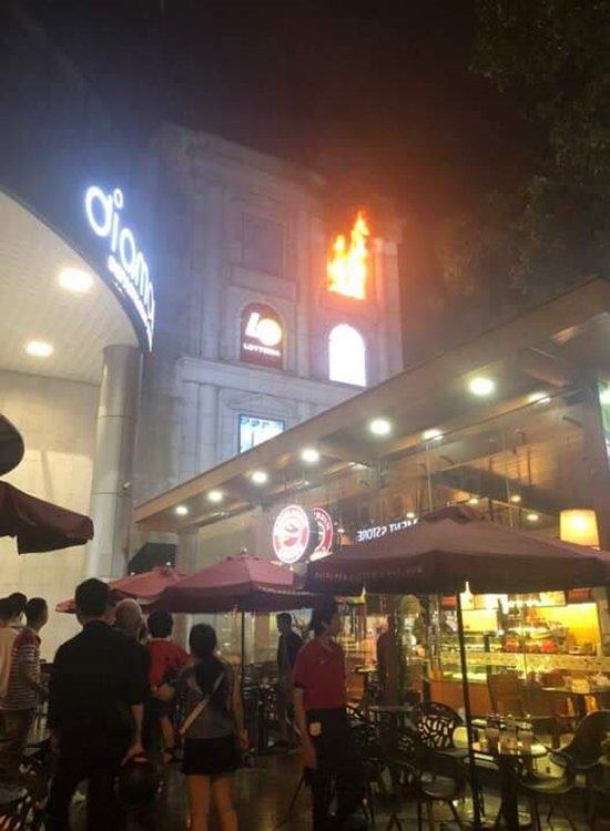 Hồ Ngọc Hà dừng hát vì cháy ở tòa nhà Diamond Plaza-1