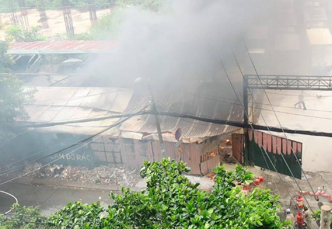 Cháy bãi xe gần sân bay Tân Sơn Nhất, nhiều ôtô bị thiêu rụi-1