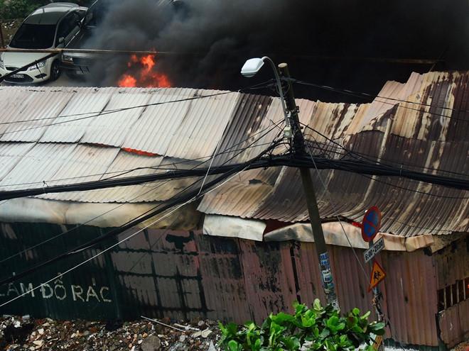 Cháy bãi xe gần sân bay Tân Sơn Nhất, nhiều ôtô bị thiêu rụi-2