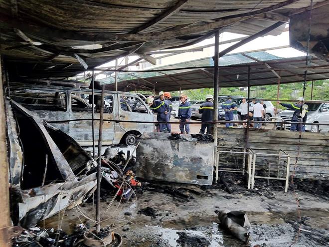 Cháy bãi xe gần sân bay Tân Sơn Nhất, nhiều ôtô bị thiêu rụi-4