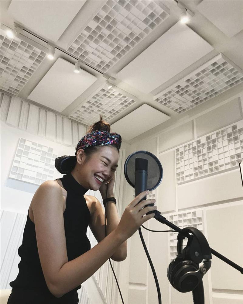 Hồ Ngọc Hà khoe body cực nuột với áo tắm vàng hot trend-8