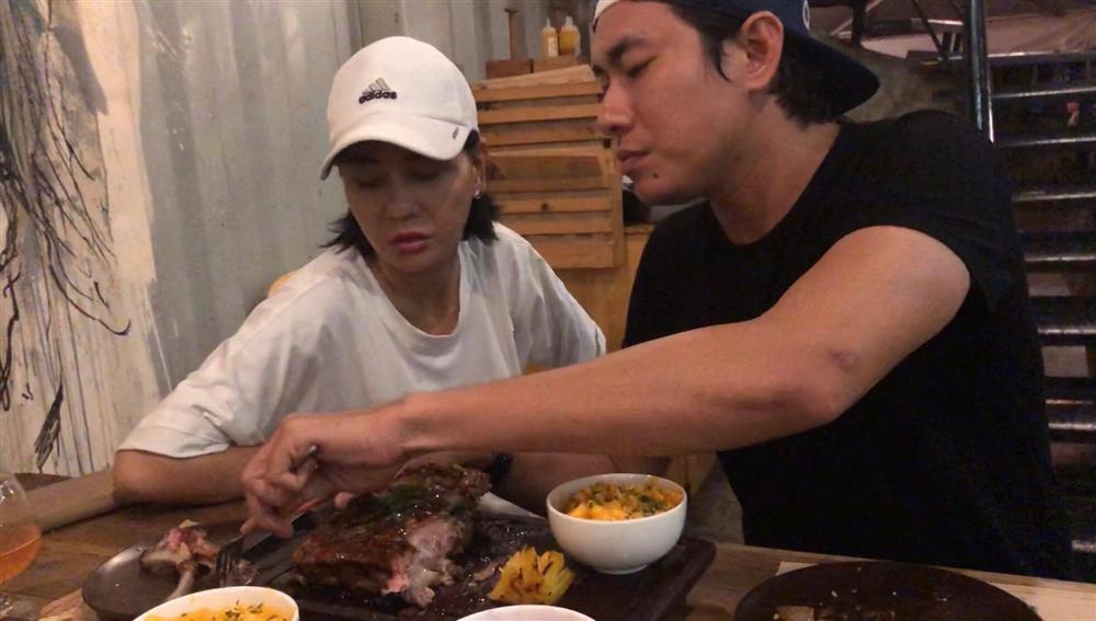 Đã yêu phi công thì phải chọn người như Kiều Minh Tuấn: vừa đảm đang vừa biết cưng chiều máy bay-1