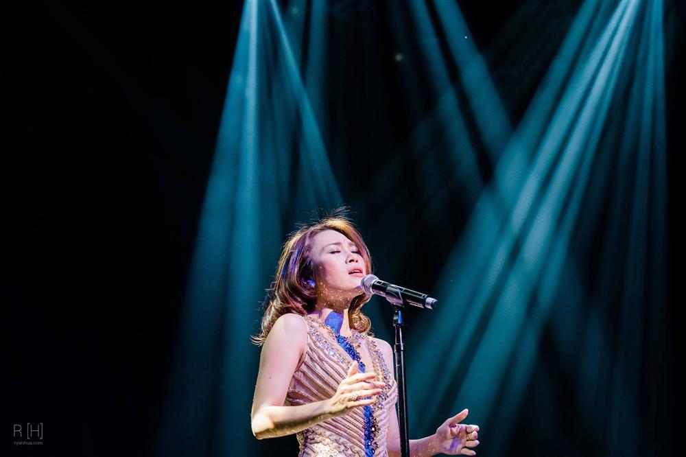 Mỹ Tâm đòi ngất liên tục khi gặp fan cuồng tại hải ngoại-1